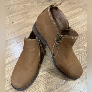 Women’s Hush Puppies Moyen Suede zip up boots sz 7.5